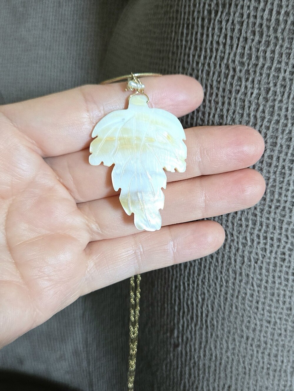 Mother of Pearl Leaf🍁 Pendant Necklace - NWOT - Picture 15 of 16